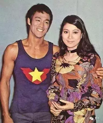 向華強有錢有顏值,為什麼專寵向太30年?那你就看看向太太年輕的照片吧