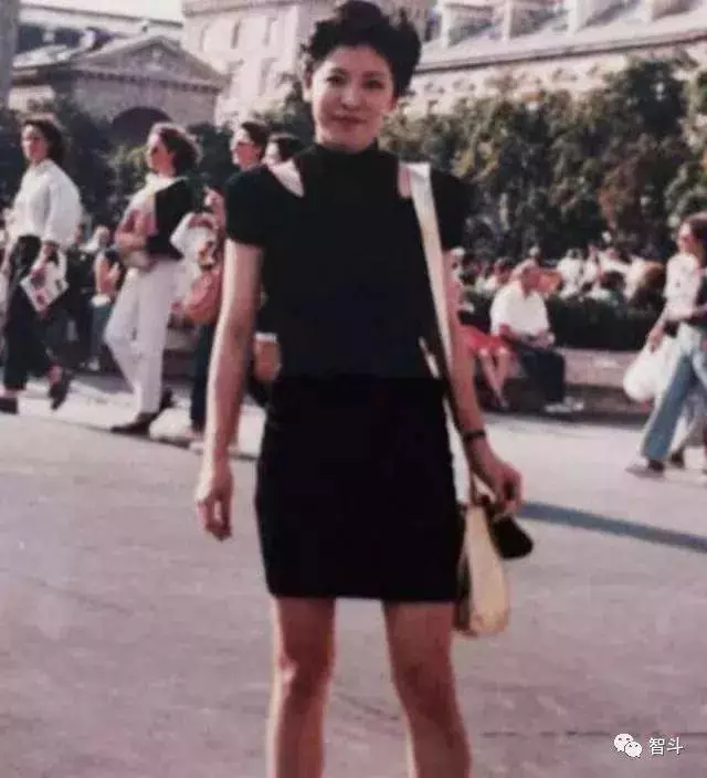 向華強有錢有顏值,為什麼專寵向太30年?那你就看看向太太年輕的照片吧