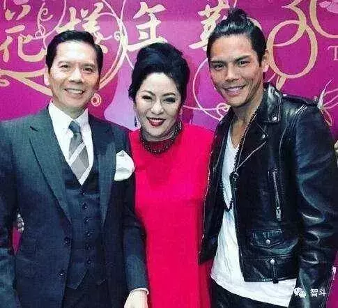 向華強有錢有顏值,為什麼專寵向太30年?那你就看看向太太年輕的照片吧