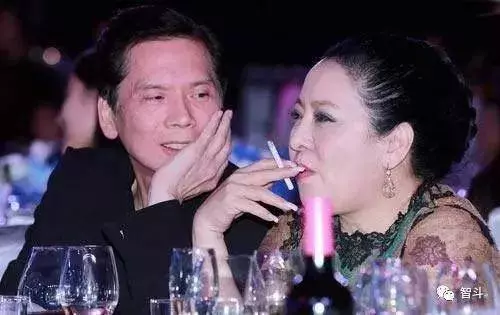 向華強有錢有顏值,為什麼專寵向太30年?那你就看看向太太年輕的照片吧