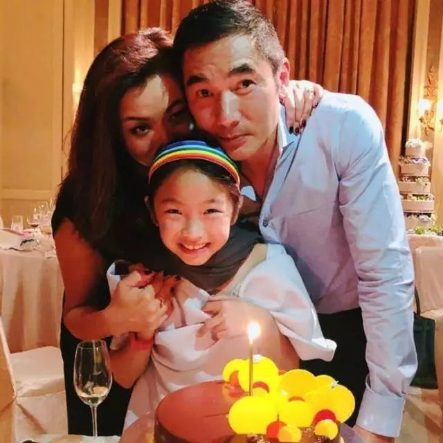 方中信50歲老婆曝光,原來是我們熟悉的她,網友:可惜了男神!