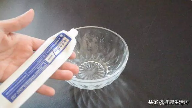 風油精加牙膏混合,作用太棒了,一年能省下不少錢,越早知道越好