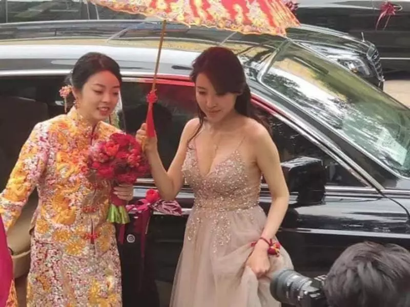 東莞伴娘穿吊帶裙,露深長事業線 。裙褂新娘變配角