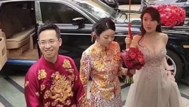 東莞伴娘穿吊帶裙,露深長事業線 。裙褂新娘變配角