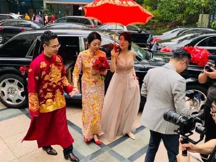 東莞伴娘穿吊帶裙,露深長事業線 。裙褂新娘變配角