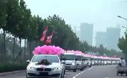 紅白喜事車隊偶遇時,婚車和出殯車誰該主動讓道?內行人說出實話