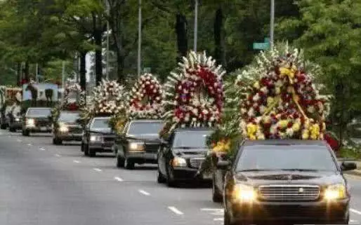 紅白喜事車隊偶遇時,婚車和出殯車誰該主動讓道?內行人說出實話