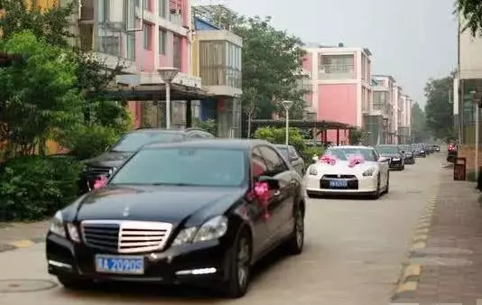紅白喜事車隊偶遇時,婚車和出殯車誰該主動讓道?內行人說出實話