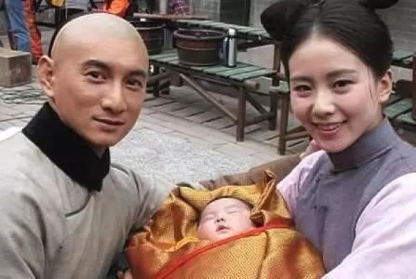 劉詩詩懷孕6個月後首露面,短髮難掩富態雙下巴,笑得很幸福!