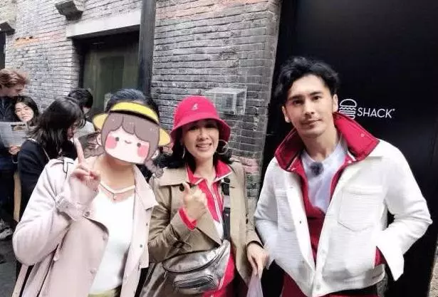 49歲鍾麗緹懷孕添實錘?小腹隆起,高齡還要生子被指太拼了