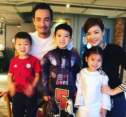 她嫁給TVB鑽石王老五,生三胎婚姻穩固,夫妻二人出門都膩歪!
