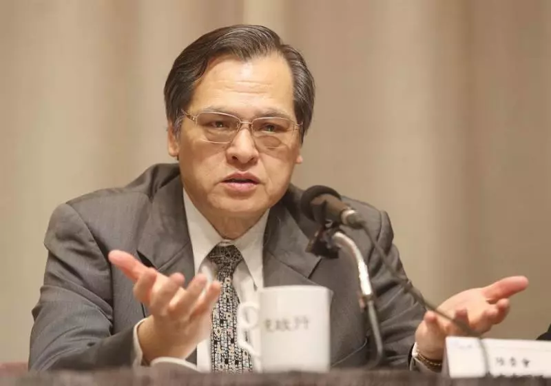 陳明通辯解禽獸說 網友竟躺著也中槍!