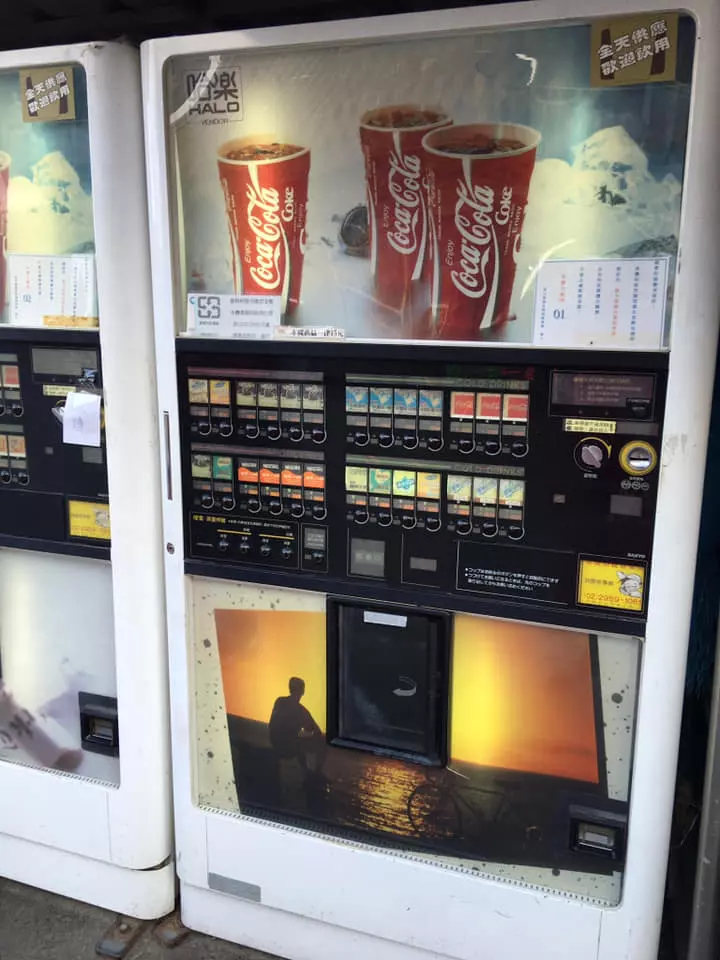 紙杯→碎冰→可樂!「紙杯汽水販賣機」:邊走邊咬碎冰超懷念