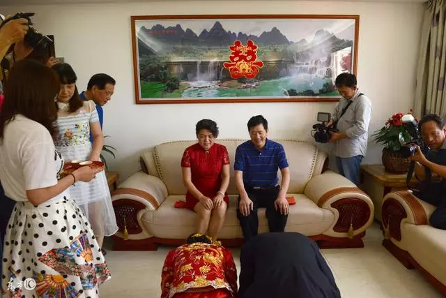 結婚時繼母給20萬陪嫁,親媽微信發我一紅包,打開後我手發抖了