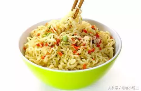 坐月子,婆婆讓我吃方便麵,我媽來送紅棗,進門後直接掀了桌子