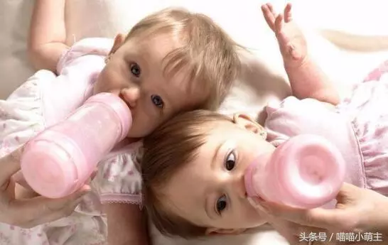 生下雙胞胎女兒,小姑子來送錢,吃飯時有人敲門,開門後我落淚了