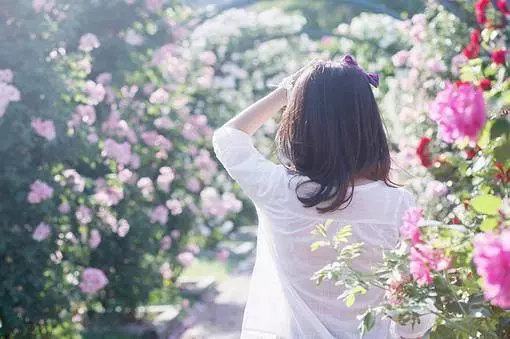 閨蜜結婚不請我,我偷去現場,看到新郎是誰,我哭成淚人砸了婚禮