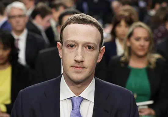 國外網友開始懷疑他「其實是機器人」!聽證會露出奇怪表情:整張臉都超詭異…