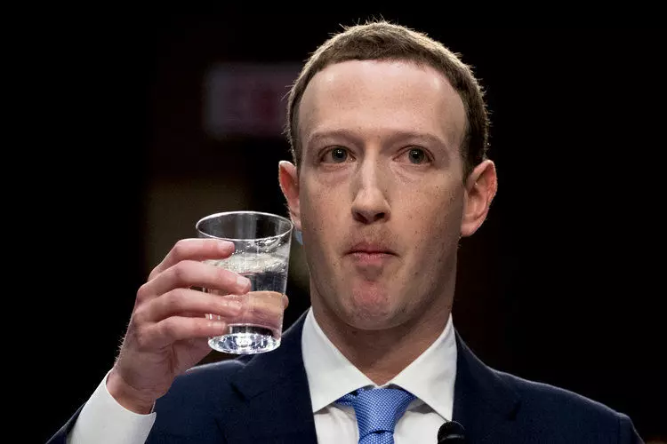 國外網友開始懷疑他「其實是機器人」!聽證會露出奇怪表情:整張臉都超詭異…