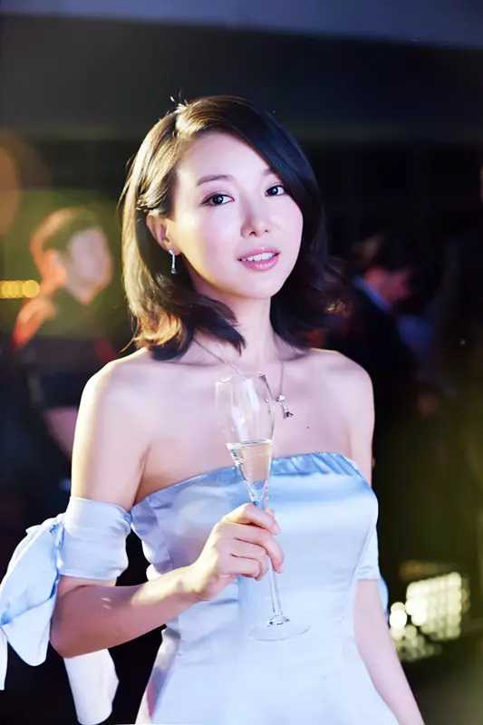 TVB前花旦因「搞斷背+艷照門」遭雪藏, 離巢後嫁入豪門, 如今的她懷孕發胖10KG,從少女變少奶奶!