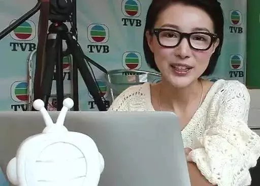 TVB前花旦因「搞斷背+艷照門」遭雪藏, 離巢後嫁入豪門, 如今的她懷孕發胖10KG,從少女變少奶奶!