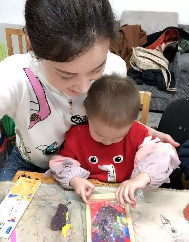 謝杏芳攜兒子到中央美院畫畫,網友:林丹基因簡直超強大!