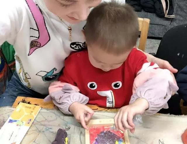 謝杏芳攜兒子到中央美院畫畫,網友:林丹基因簡直超強大!