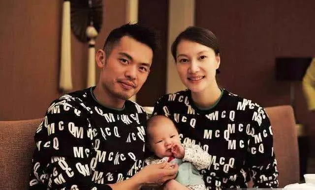謝杏芳攜兒子到中央美院畫畫,網友:林丹基因簡直超強大!