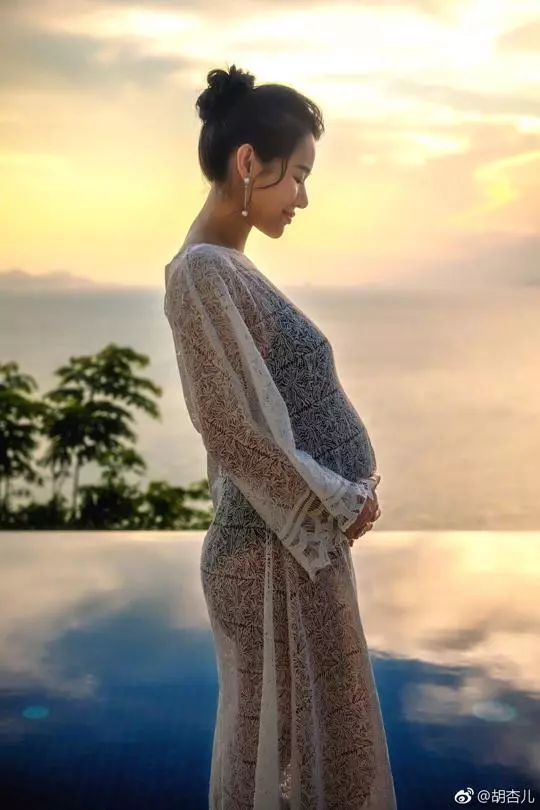 胡杏兒曬二胎孕肚照唯美,大兒子當哥哥很興奮,豪門老公有福了~~~