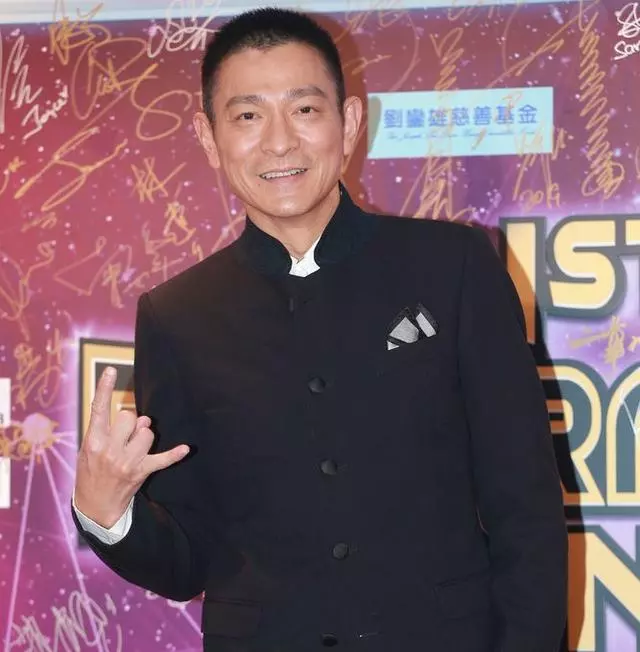 眾星亮相慈善晚會,女星服裝質感廉價,宣萱驚現麒麟臂鄭秀文嚇人!
