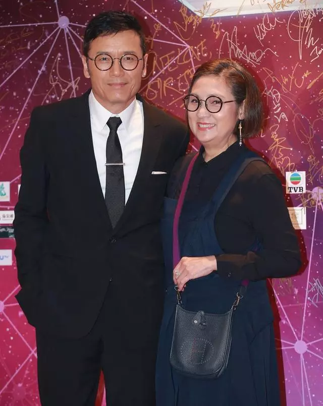 眾星亮相慈善晚會,女星服裝質感廉價,宣萱驚現麒麟臂鄭秀文嚇人!