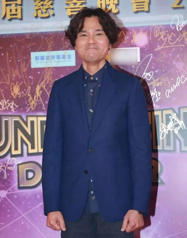 眾星亮相慈善晚會,女星服裝質感廉價,宣萱驚現麒麟臂鄭秀文嚇人!