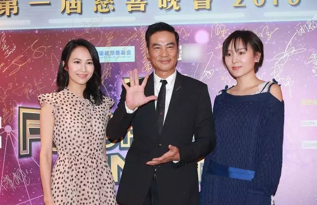 眾星亮相慈善晚會,女星服裝質感廉價,宣萱驚現麒麟臂鄭秀文嚇人!