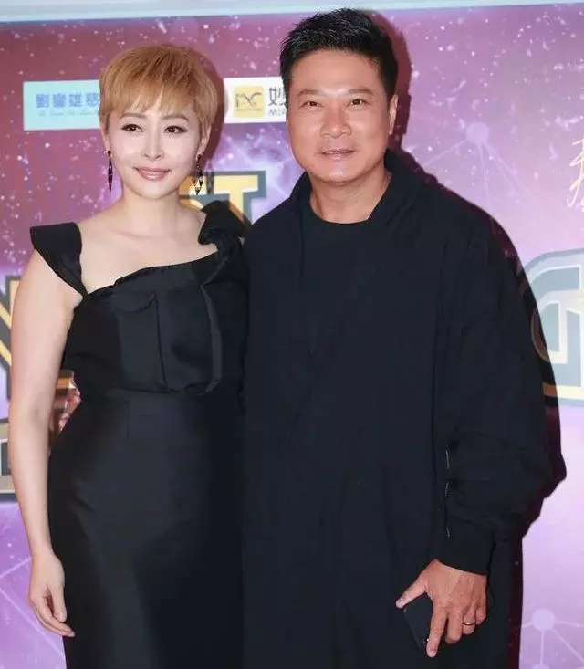 眾星亮相慈善晚會,女星服裝質感廉價,宣萱驚現麒麟臂鄭秀文嚇人!