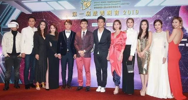 眾星亮相慈善晚會,女星服裝質感廉價,宣萱驚現麒麟臂鄭秀文嚇人!