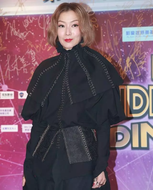 眾星亮相慈善晚會,女星服裝質感廉價,宣萱驚現麒麟臂鄭秀文嚇人!