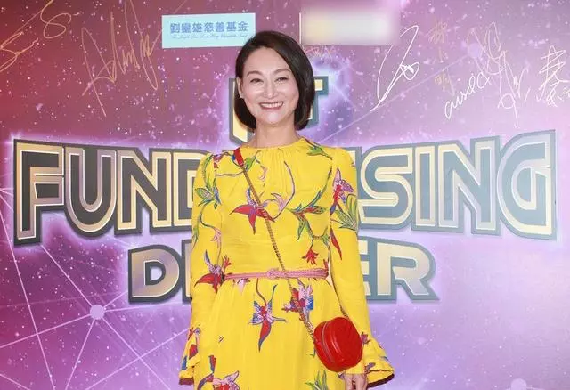 眾星亮相慈善晚會,女星服裝質感廉價,宣萱驚現麒麟臂鄭秀文嚇人!