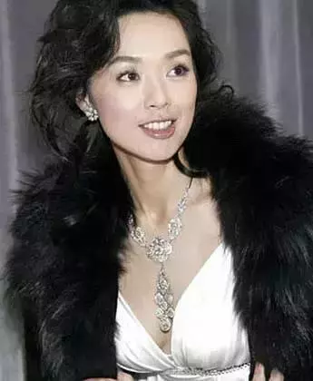 她也玩完了!一連被爆4個男友,原來都是假清純!可惜他卻愛上了渣男