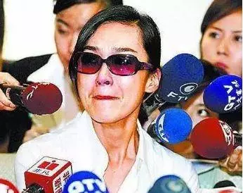 她也玩完了!一連被爆4個男友,原來都是假清純!可惜他卻愛上了渣男