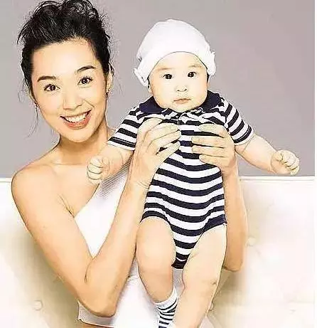 她也玩完了!一連被爆4個男友,原來都是假清純!可惜他卻愛上了渣男