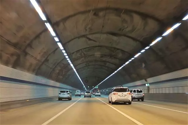 為什麼老司機高速上「見洞走左側」?新手可能看不懂,學完漲知識