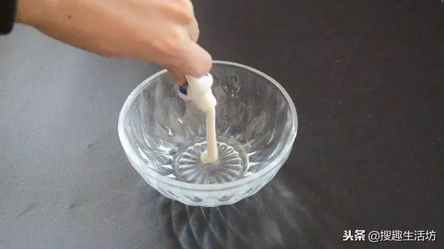 風油精加牙膏混合,作用太棒了,一年能省下不少錢,越早知道越好
