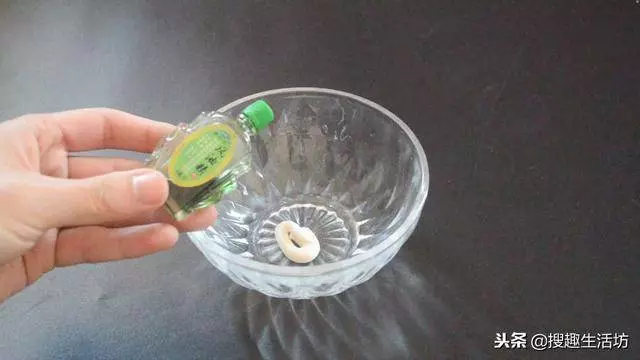 風油精加牙膏混合,作用太棒了,一年能省下不少錢,越早知道越好