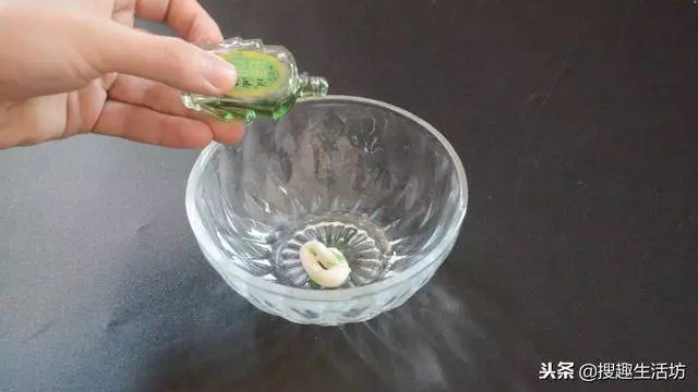風油精加牙膏混合,作用太棒了,一年能省下不少錢,越早知道越好