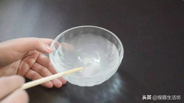 風油精加牙膏混合,作用太棒了,一年能省下不少錢,越早知道越好
