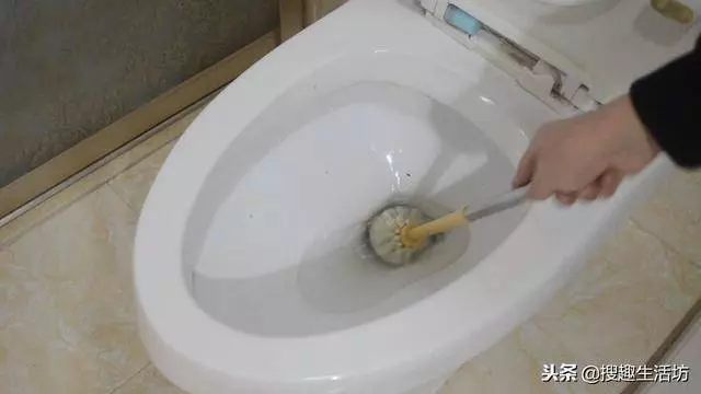 風油精加牙膏混合,作用太棒了,一年能省下不少錢,越早知道越好