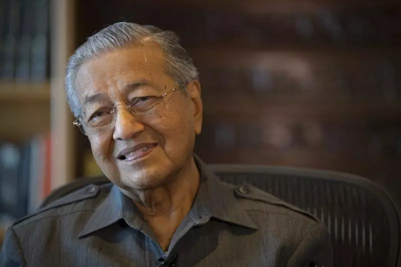【比敦馬哈迪還要顯老!!】第五任首相敦阿都拉近照大曝光!退位後的他消瘦到不堪, 路人經過也都認不得他了…