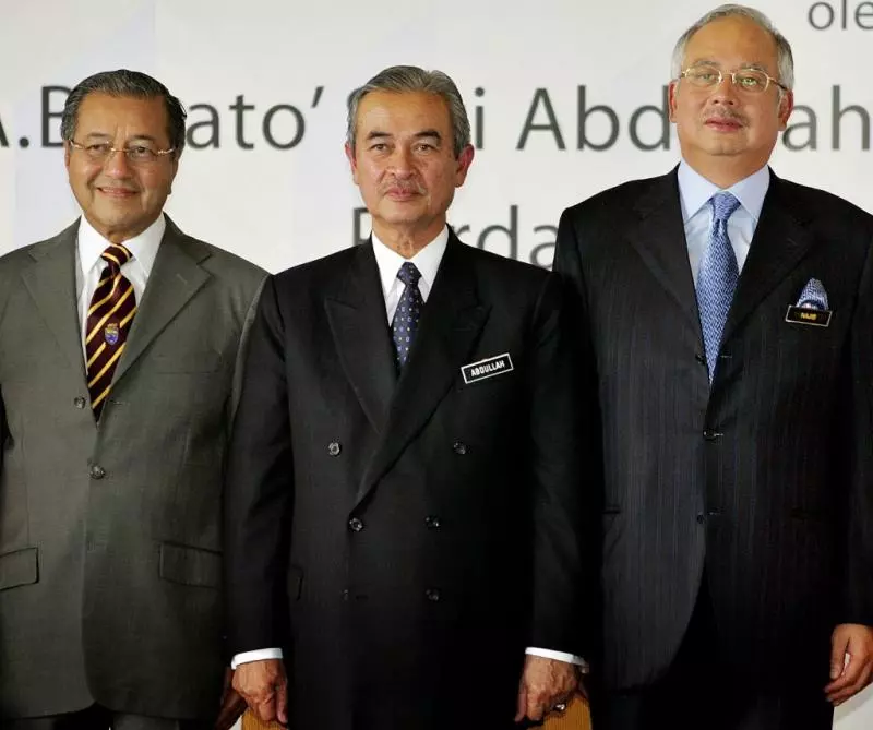 【比敦馬哈迪還要顯老!!】第五任首相敦阿都拉近照大曝光!退位後的他消瘦到不堪, 路人經過也都認不得他了…