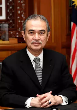 【比敦馬哈迪還要顯老!!】第五任首相敦阿都拉近照大曝光!退位後的他消瘦到不堪, 路人經過也都認不得他了…