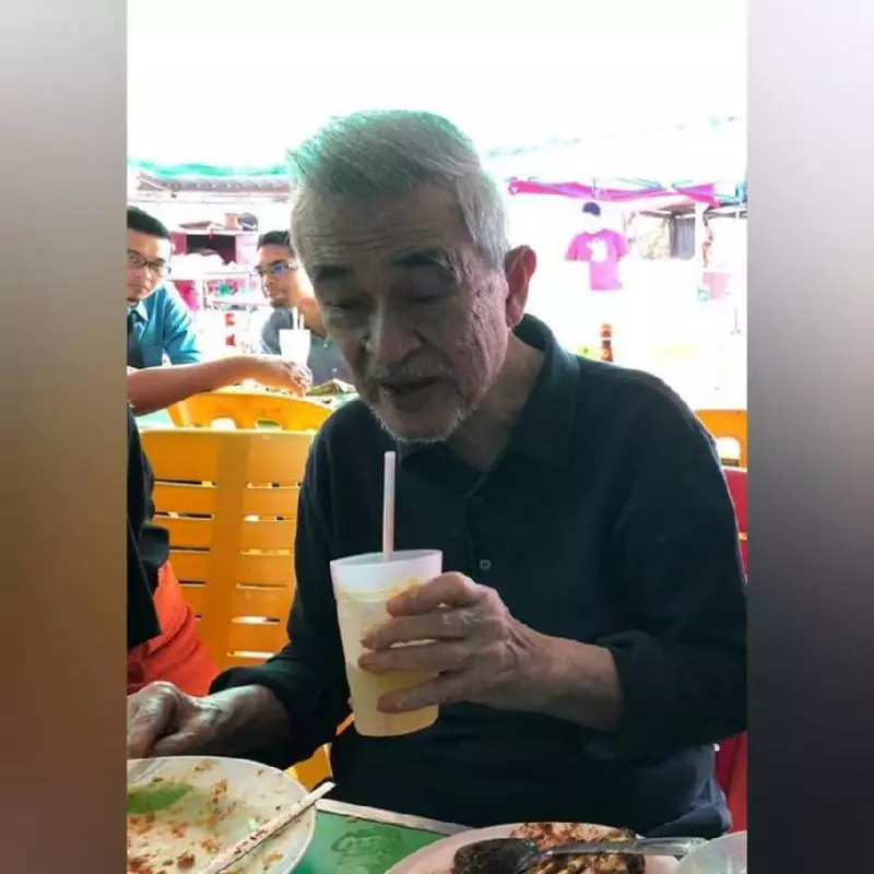【比敦馬哈迪還要顯老!!】第五任首相敦阿都拉近照大曝光!退位後的他消瘦到不堪, 路人經過也都認不得他了…
